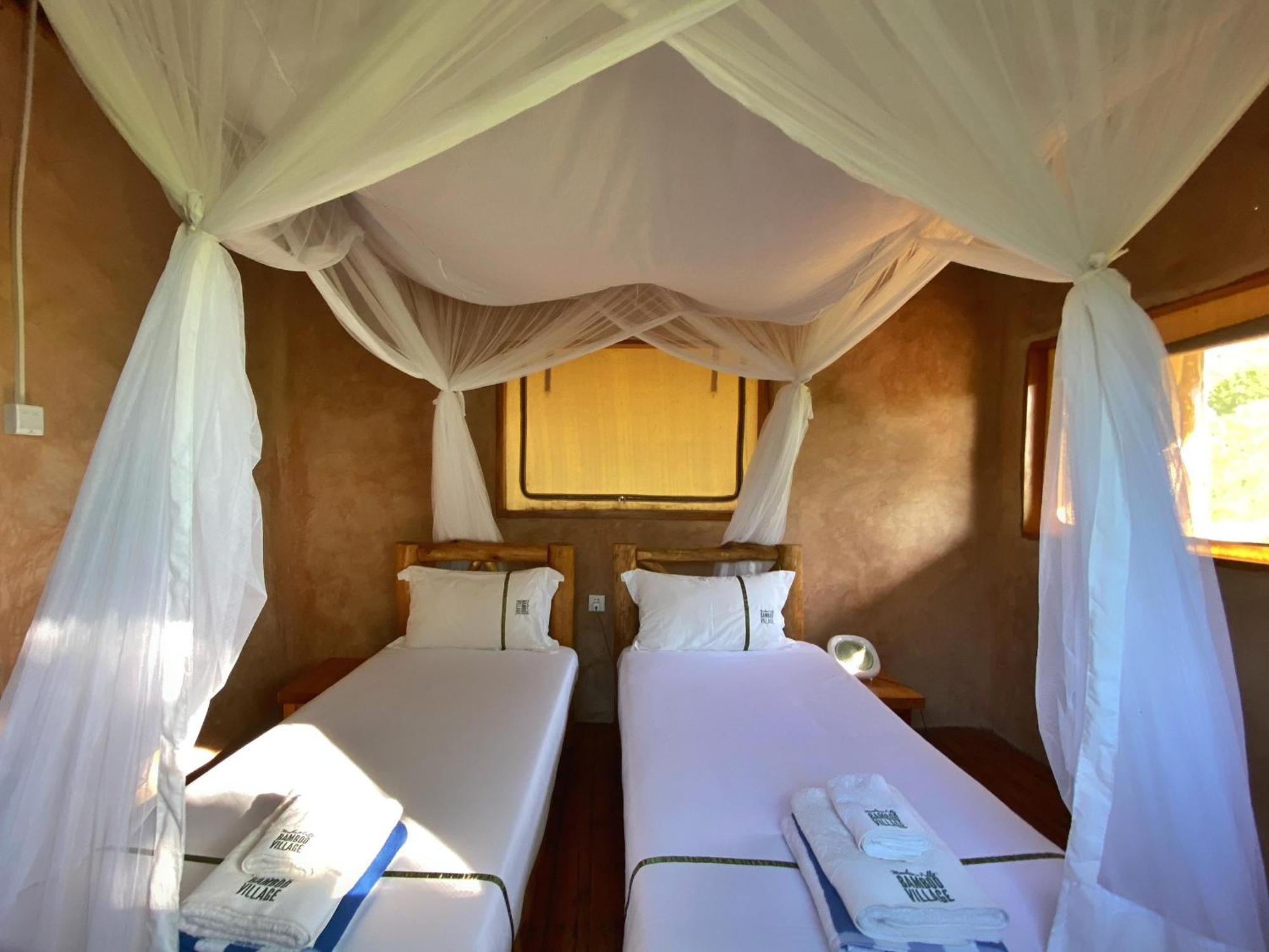 Murchison Falls Bamboo Village Paraa ภายนอก รูปภาพ