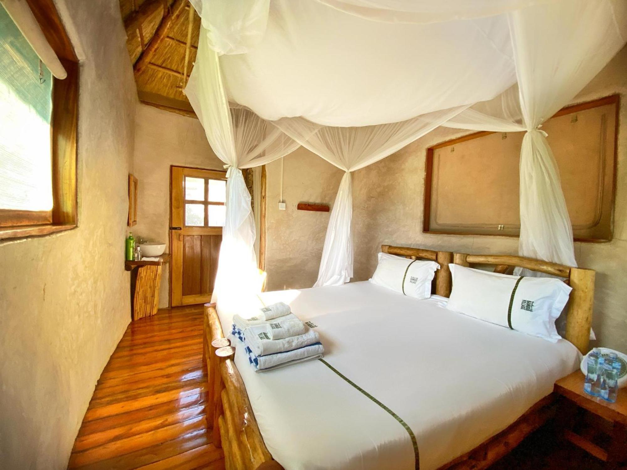 Murchison Falls Bamboo Village Paraa ภายนอก รูปภาพ